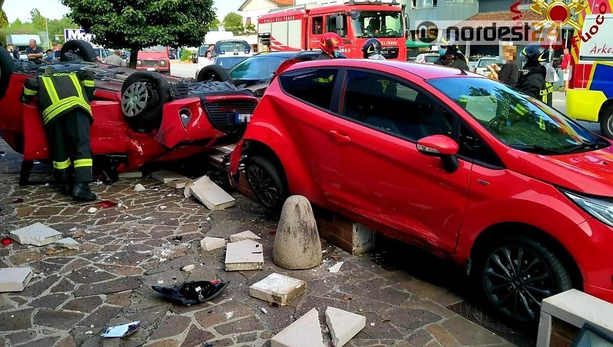 Paura a Sacile, si schianta contro 2 auto e si cappotta: conducente ferita - 