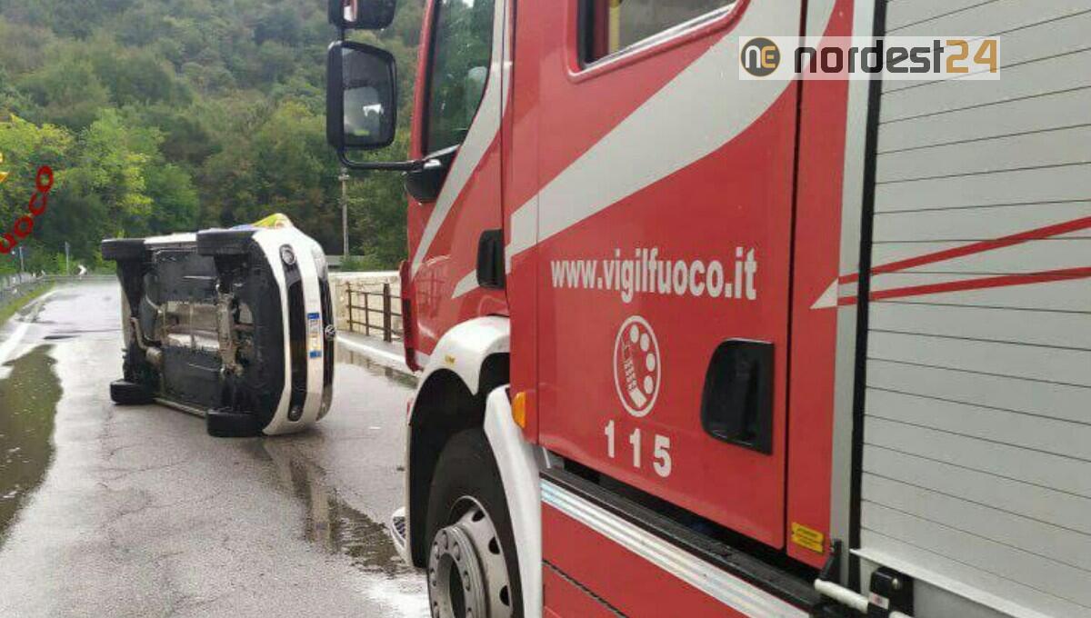 Incidente ad Arba: auto ribaltata sul fianco, conducente ferita - 