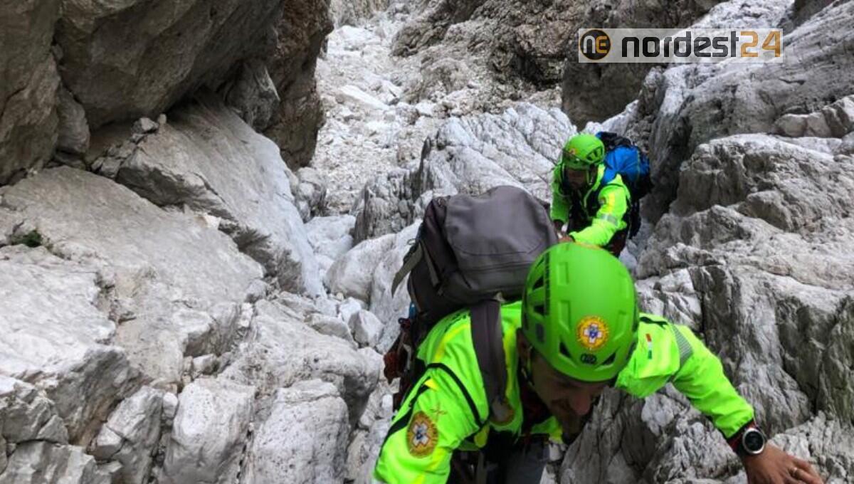 Cede l'appiglio e precipita il primo di cordata: lungo intervento di soccorso - 