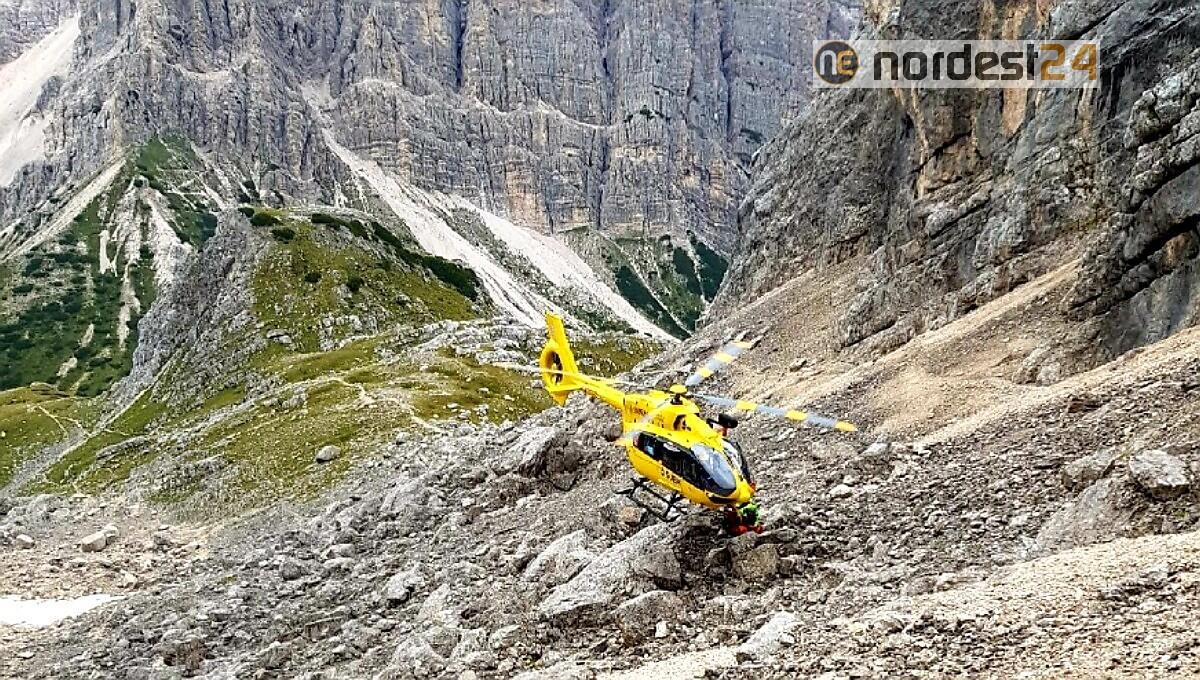 Sorpresi dalla nebbia sull'Antelao: uno precipita, altri 2 e si perdono - 