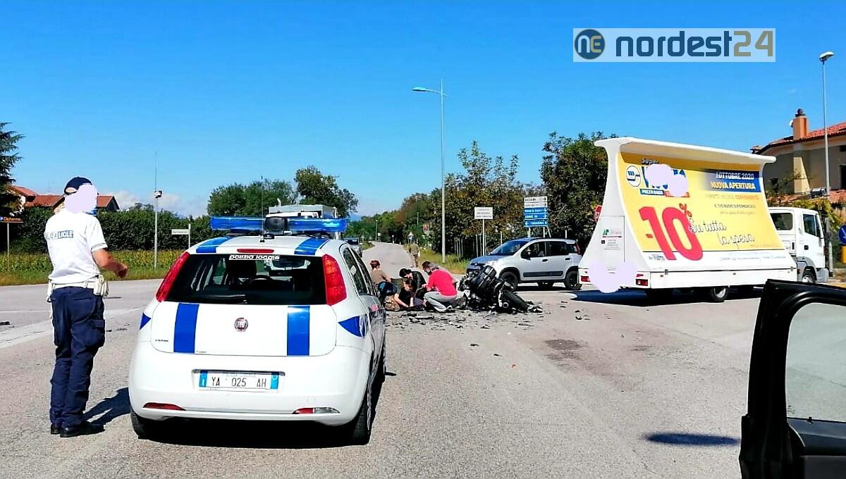 Si schianta con la moto contro il camion vela: gravissimo - 