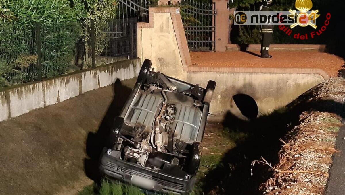 Perde il controllo dell'auto e si rovescia nel fossato: conducente ferito - 