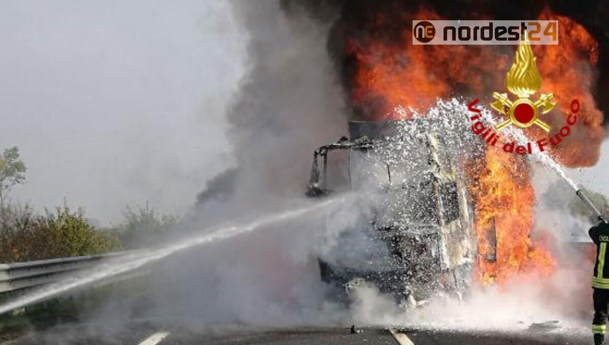 Incidente ed incendio in A4 tra Portogruaro e San Stino: autista ustionato - 