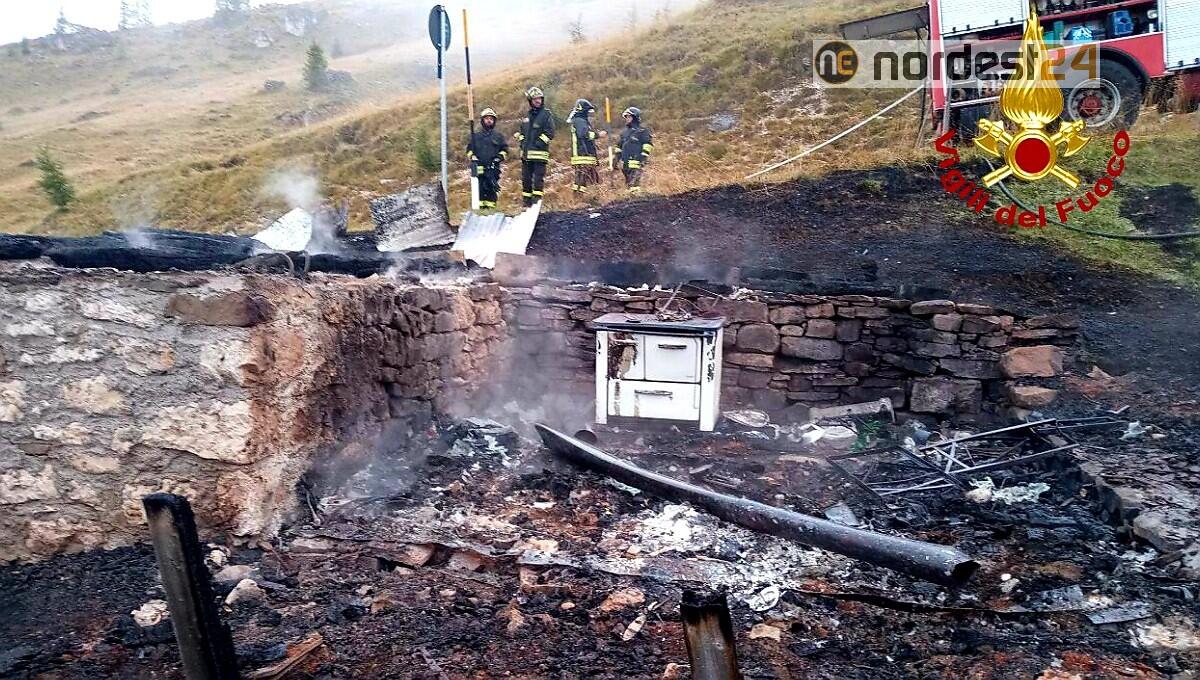 Incendio di una baita al Passo Giau a 2200 metri: distrutta - 