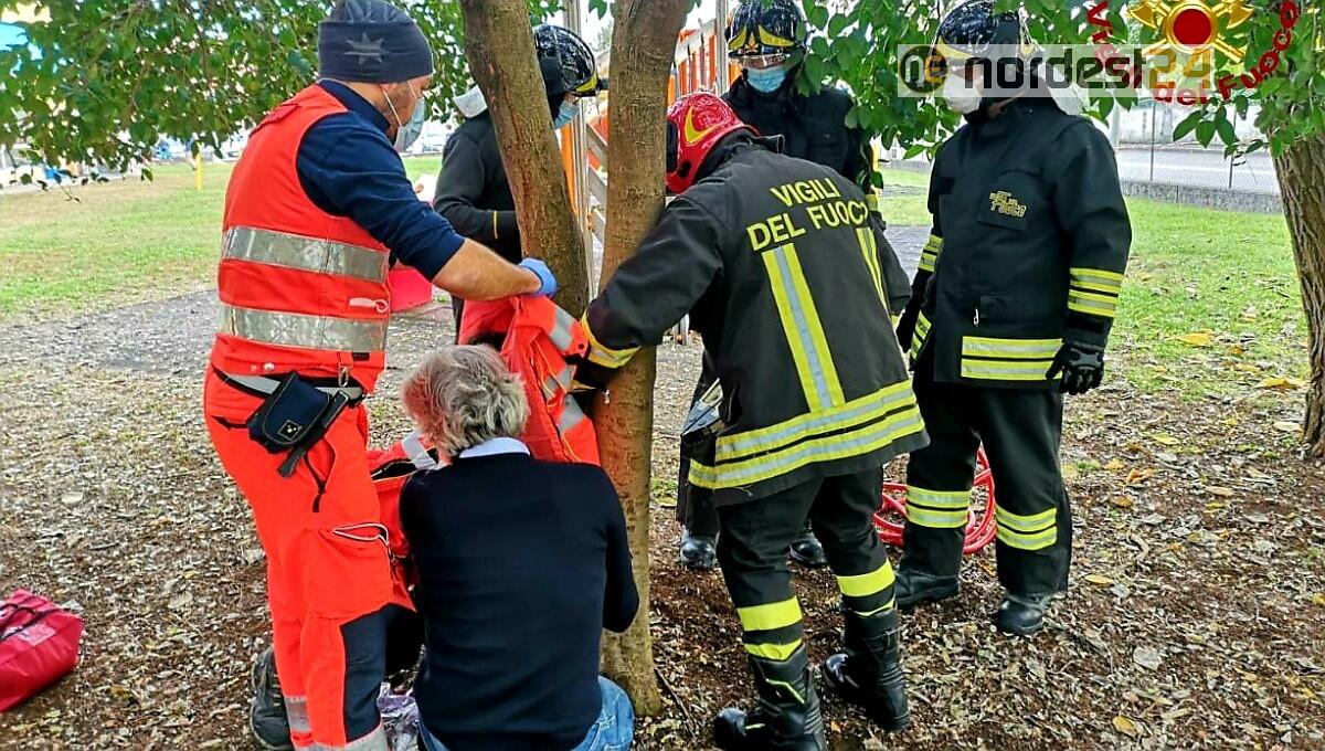 Bimba incastrata tra 2 grossi rami: liberata dai pompieri - 