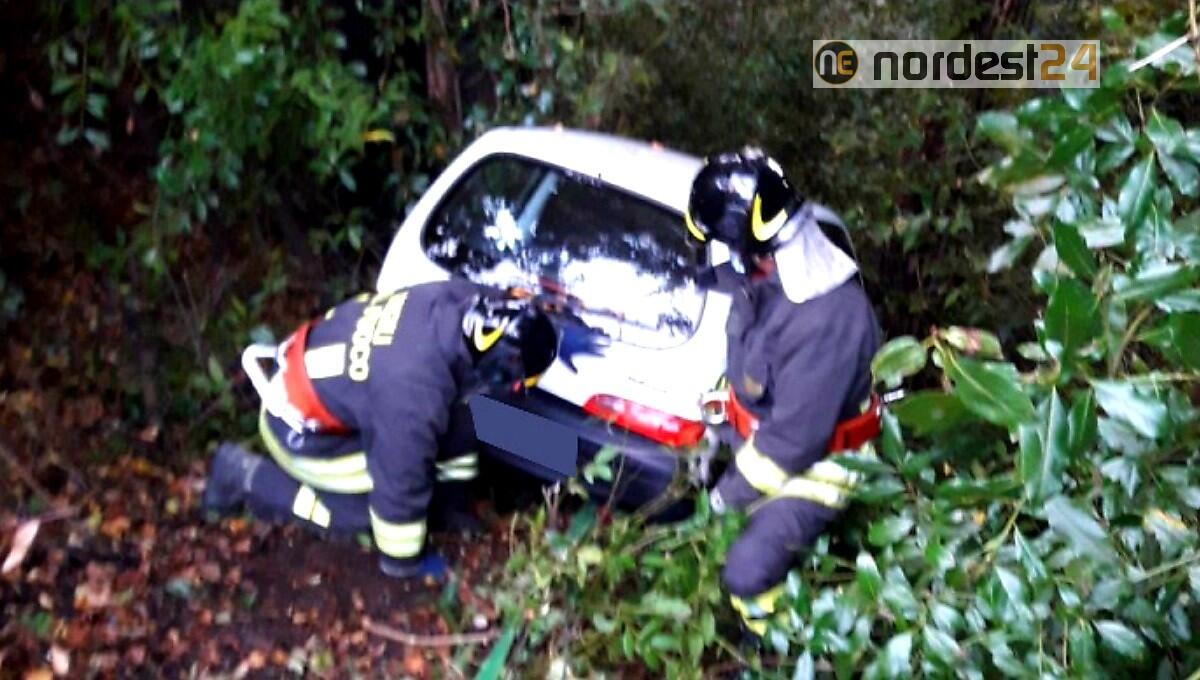 Tricesimo, auto finisce nel dirupo: nessun ferito - 