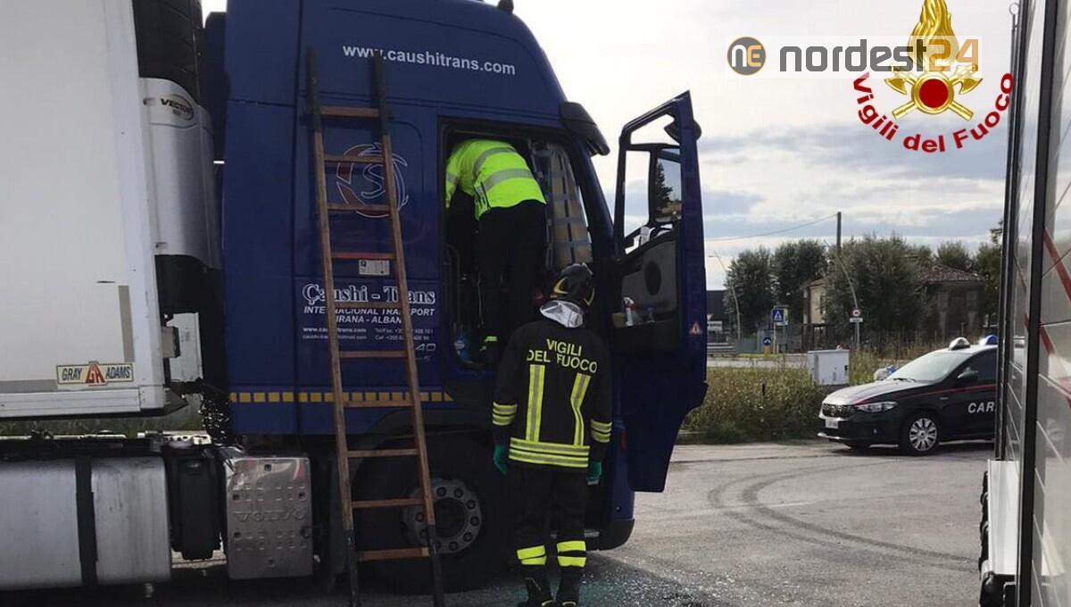 Camion fermo da giorni in area di servizio: l'autista trovato morto in cabina - 