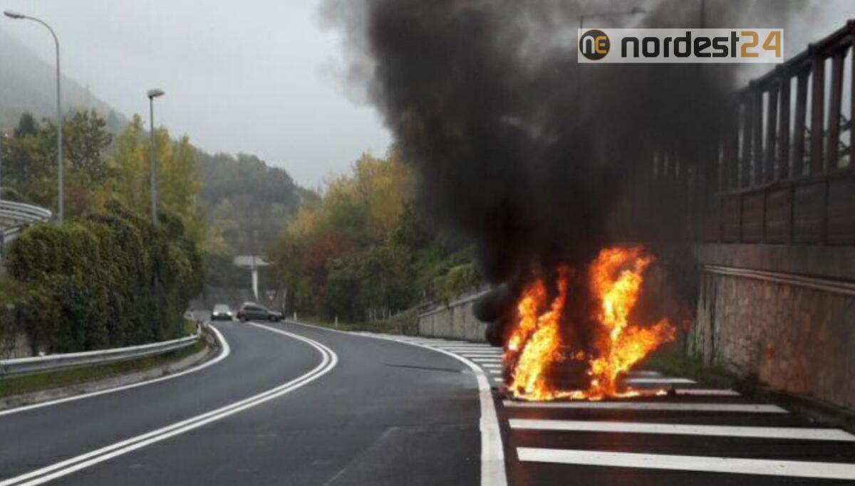 L'auto prende fuoco in autostrada, il conducente si salva appena in tempo - 
