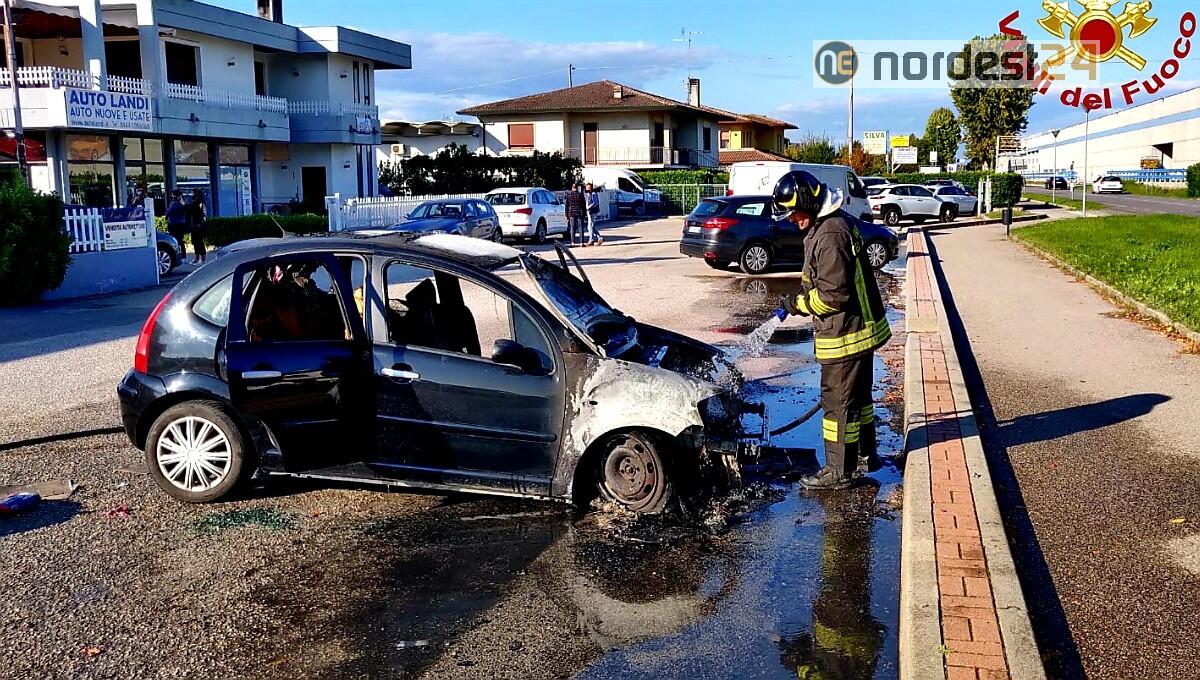 Citroen C3 a fuoco: nessun ferito, auto gravemente danneggiata - 