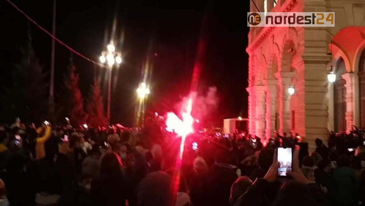 Trieste. Proteste, migliaia in piazza: fumogeni contro Prefettura, Carabinieri e Stampa - 