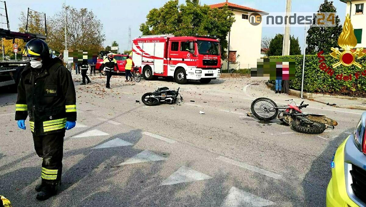Scontro violento tra due moto: feriti due giovani bikers - 