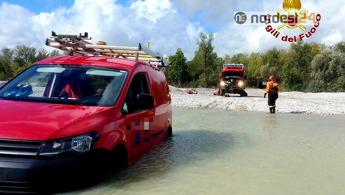 Attraversa il guado chiuso e resta intrappolato: salvato - 