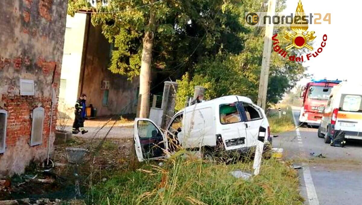 Sbanda con il furgoncino e finisce contro un’abitazione: due feriti - 