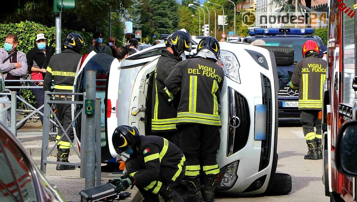 Scontro tra 2 auto, una si rovescia su un fianco: donna ferita - 