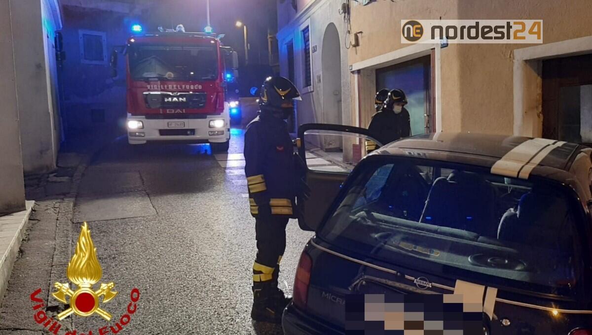 Incidente nella notte a Trieste: schianto contro il muro di una casa - 