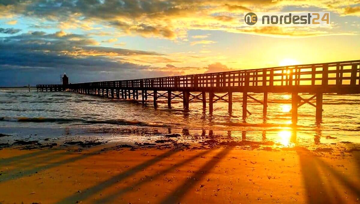 Un'alba spettacolare colora oggi il cielo di Lignano - 