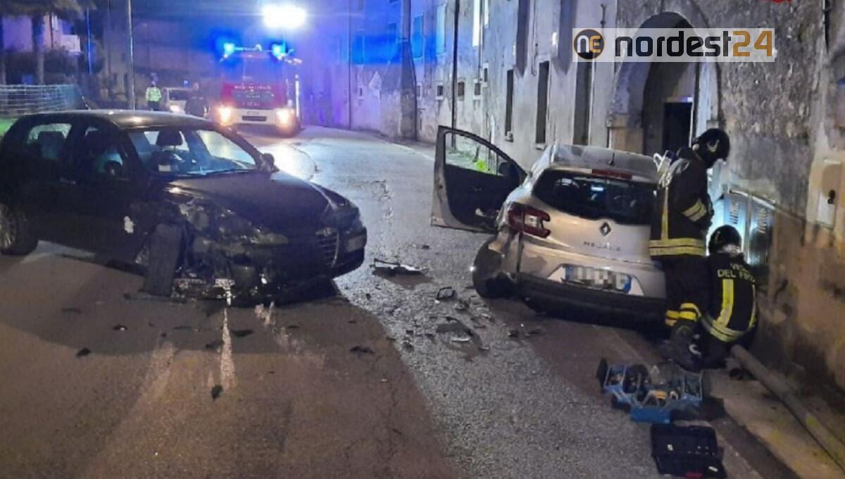 Scontro tra 2 auto a Polcenigo: una finisce contro il muro, perdita di gas - 