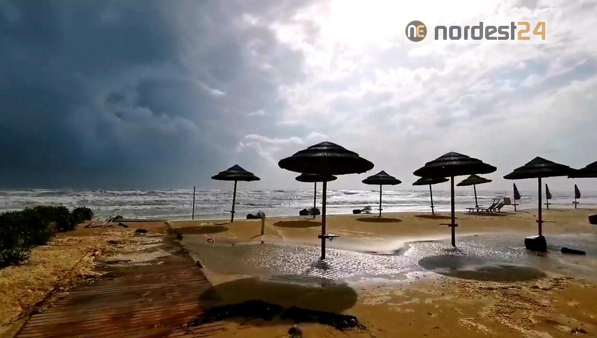 A Bibione forte vento di scirocco e mareggiata - 