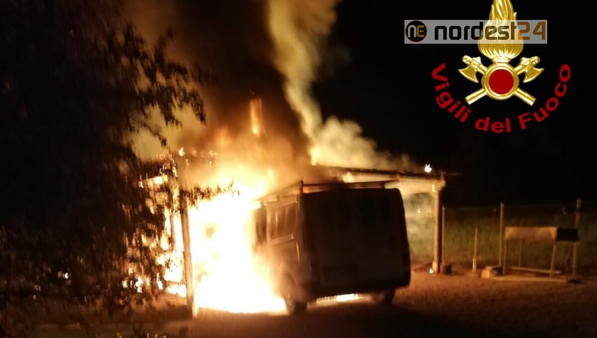 Incendio a Noale di un furgone con all'interno delle bombole - 