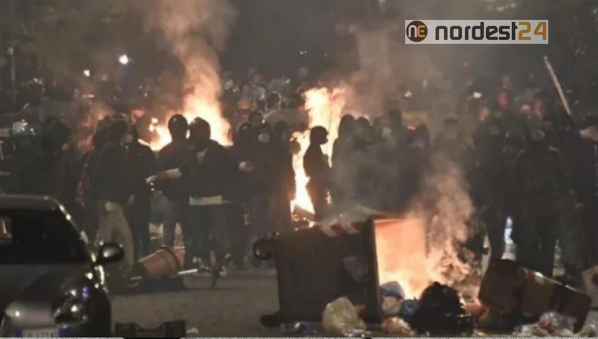 Lockdown, guerriglia a Napoli: fumogeni e bombe carta contro forze dell'ordine - 