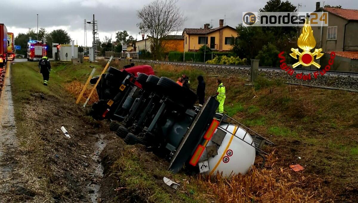 Camion cisterna si ribalta: lunghe operazioni di recupero dei pompieri - 