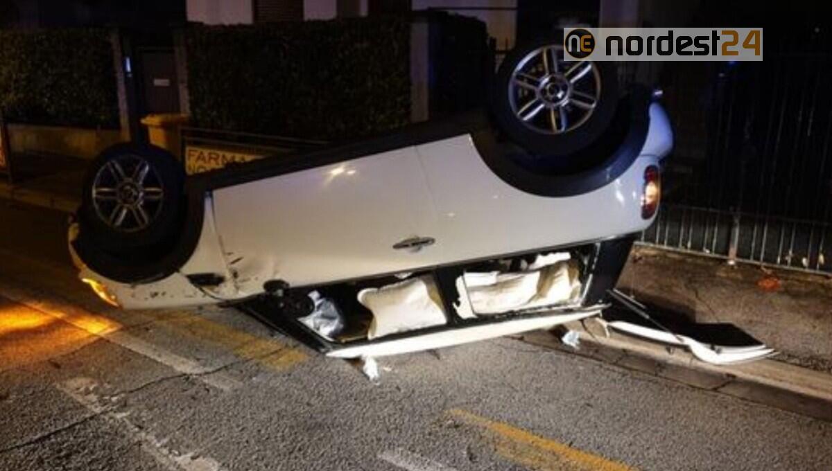 Auto cappottata nella notte, ma del conducente nessuna traccia - 