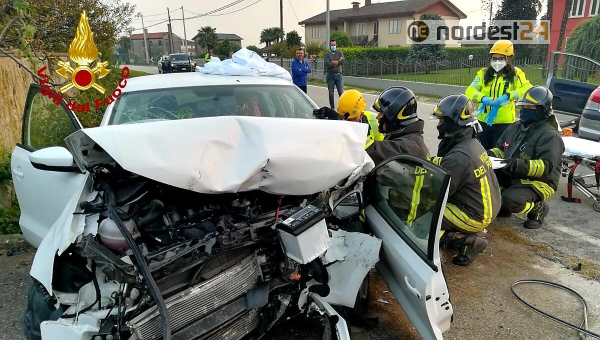 Scontro frontale tra due auto: un anziano alla guida rimane incastrato - 