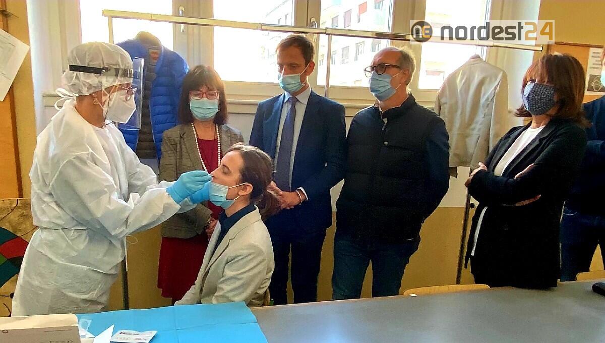 Covid Fvg, partiti i primi 5mila test rapidi dati alle scuole - 