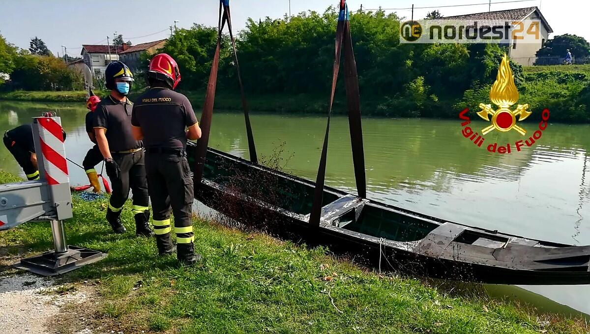 La gondola imbarca acqua: soccorso un gongoliere dai vigili del fuoco - 