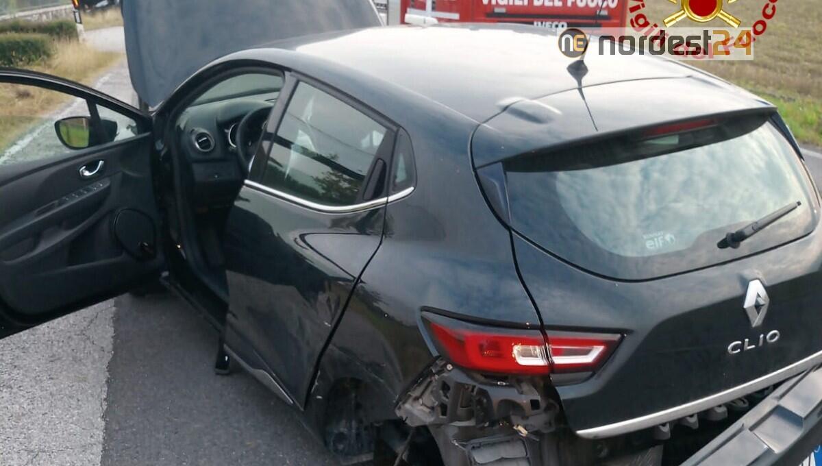 Scontro all'incrocio tra due auto: illesi i conducenti - 