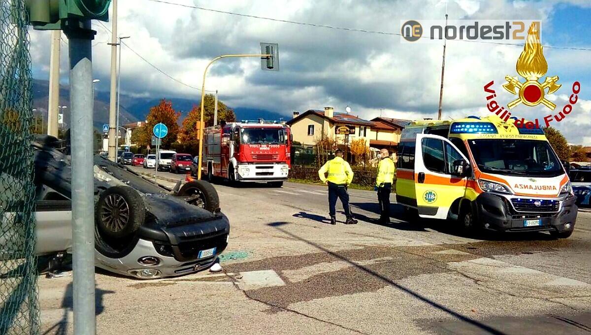 Scontro tra un'auto e un'ambulanza: ferita una donna - 