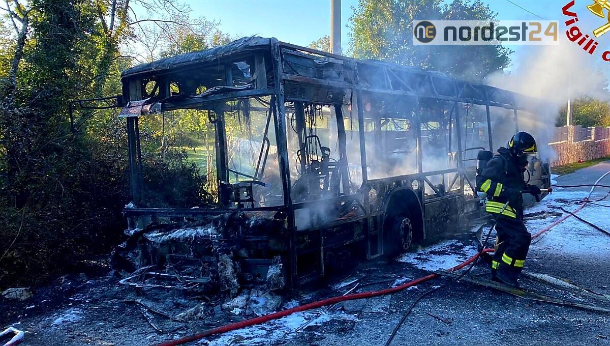 Bus distrutto dalle fiamme: l'autista salva i passeggeri - 