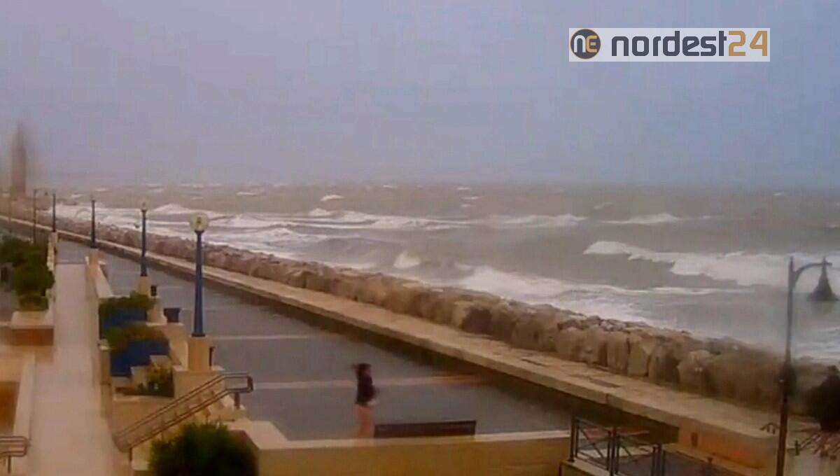Maltempo, mareggiate a Caorle e Lignano: i video in diretta - 
