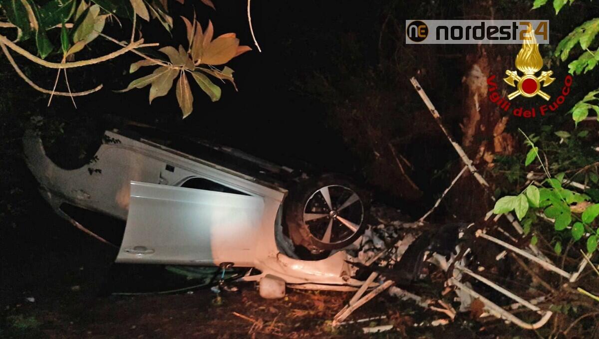 Perde il controllo dell'auto e finisce ruote all'aria: conducente ferito - 