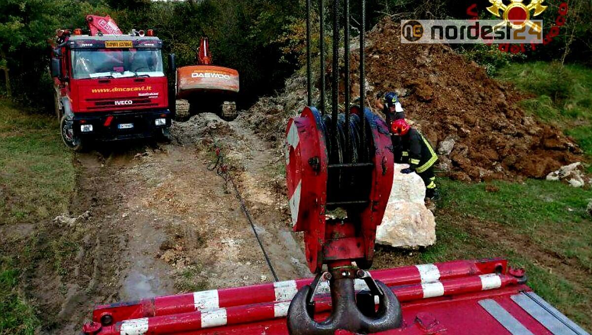 Polcenigo. Escavatore finisce dentro al fiume Livenza:  recuperato dai pompieri - 