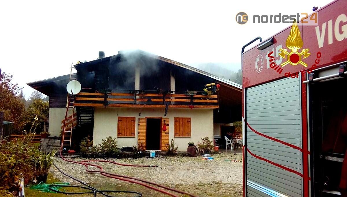 Brucia il tetto di una villetta: fiamme scaturite dalla canna fumaria - 