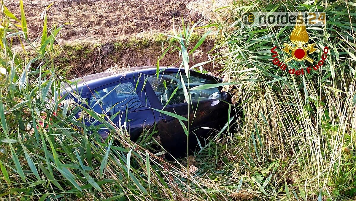 Finisce con l'auto nel fossato: deceduto il conducente - 