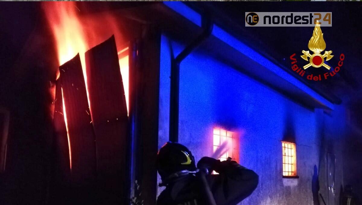 Incendio in un deposito di mezzi agricoli: bruciati un'auto e 2 trattori - 