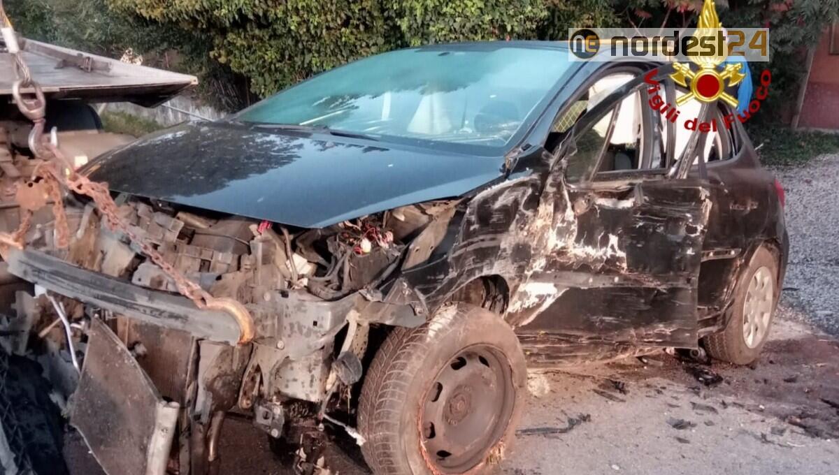 Violento scontro all'alba tra due auto:  conducenti feriti - 