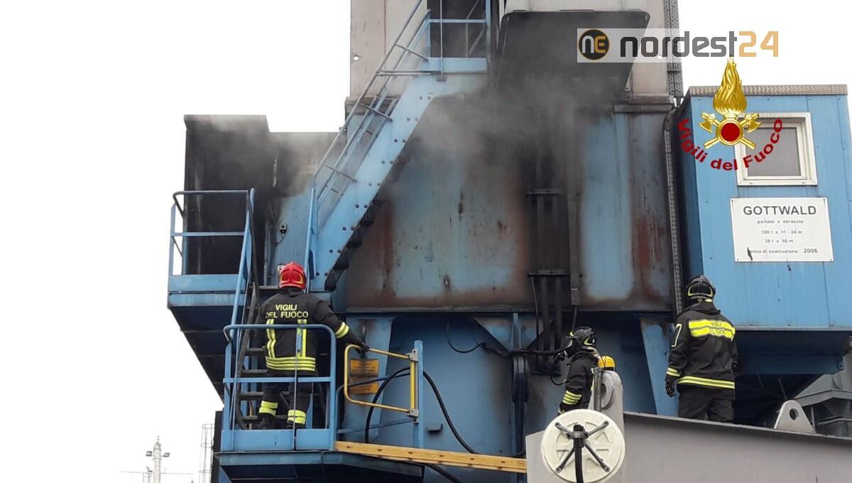 Porto Marghera. Incendio di una gru portuale: nessun ferito - 