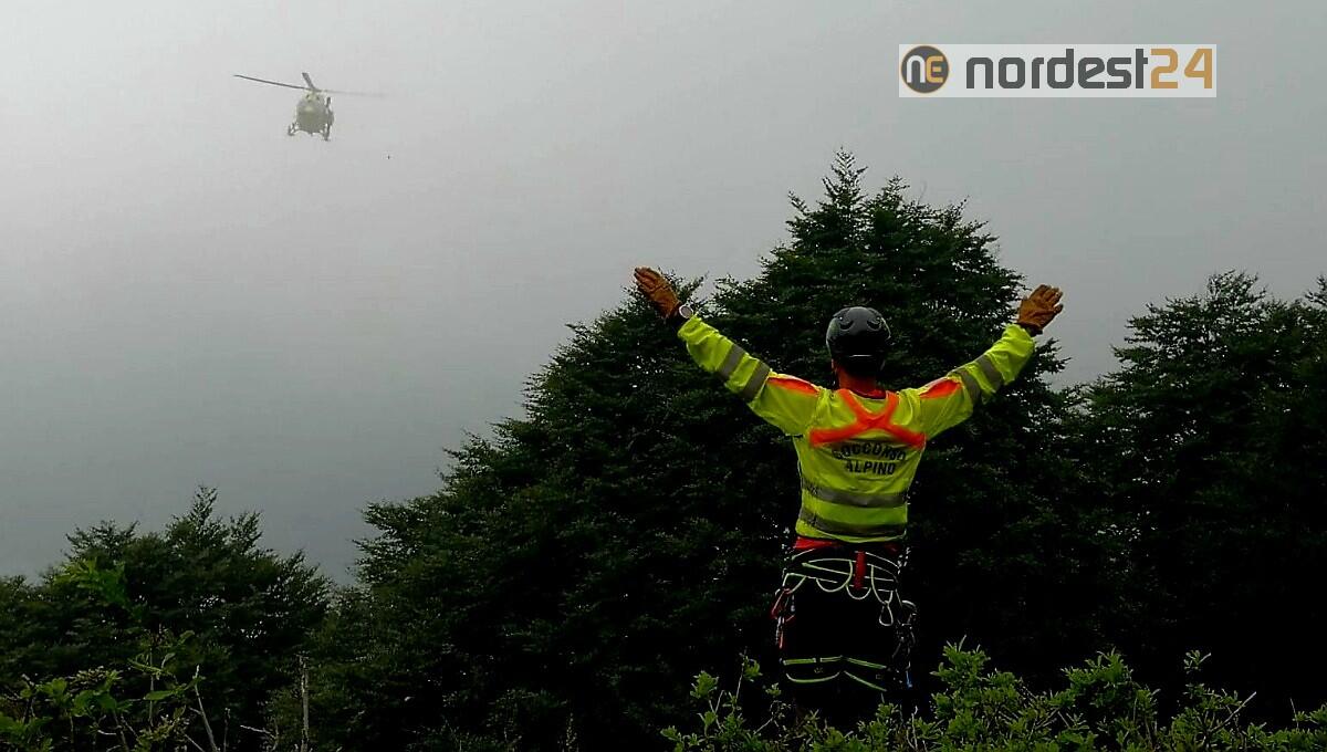 Precipita con il parapendio nel bosco: complesse operazioni di recupero - 