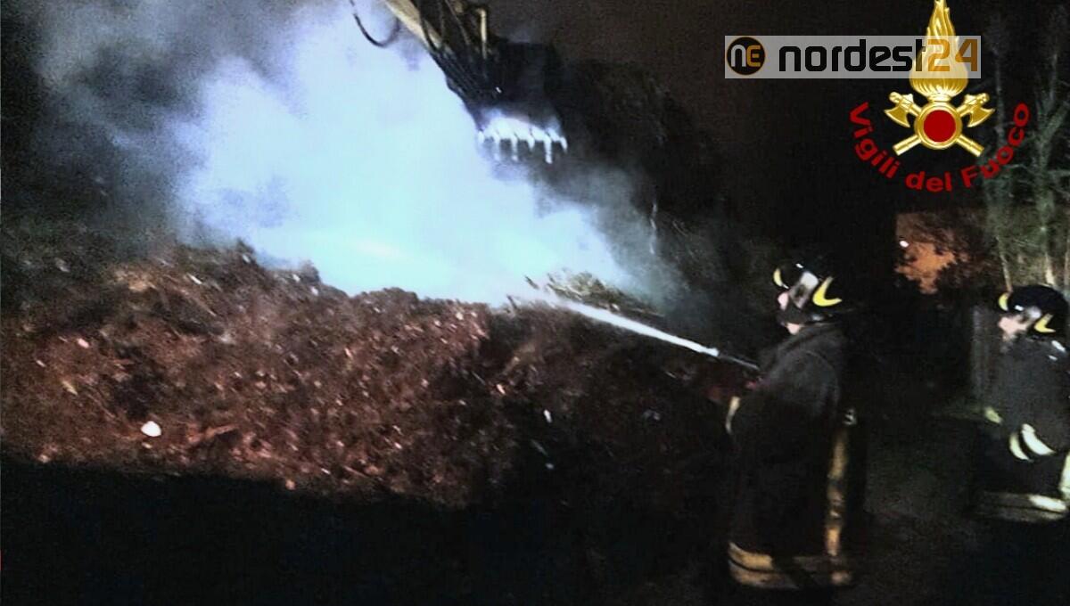 Incendio a Muggia all'impianto di compostaggio: operazioni in corso - 