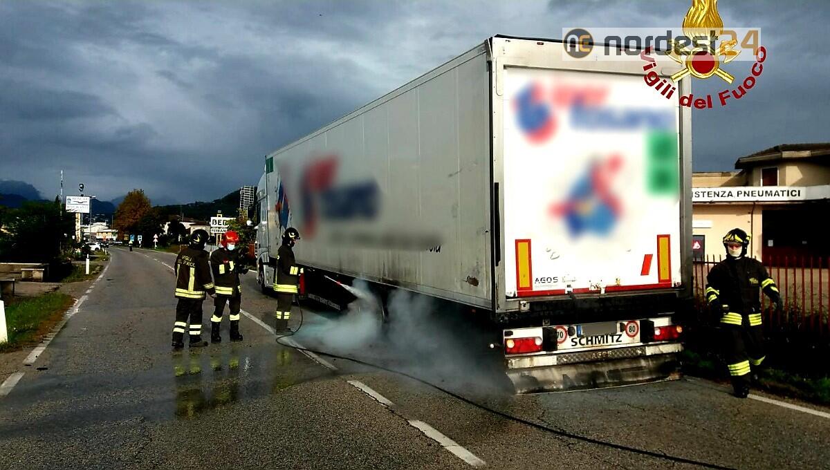 Principio di incendio di un autoarticolato: nessun ferito - 