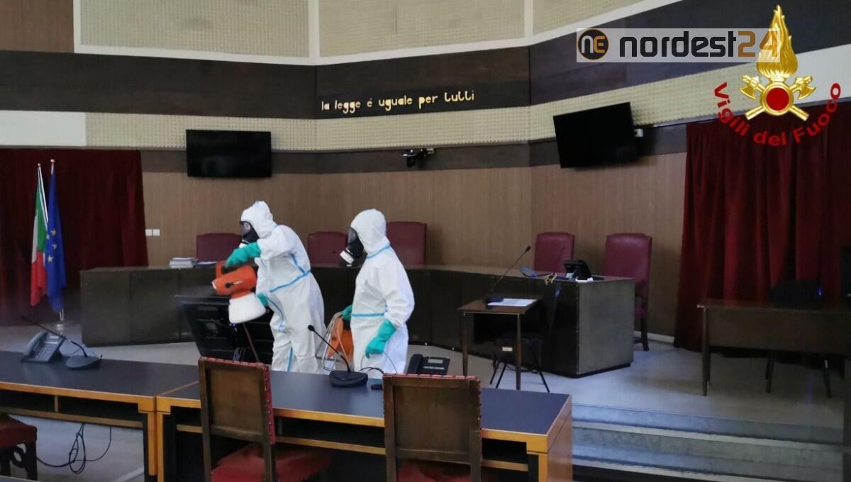 Vigili del fuoco al lavoro per la sanificazione del Tribunale di Pordenone - 