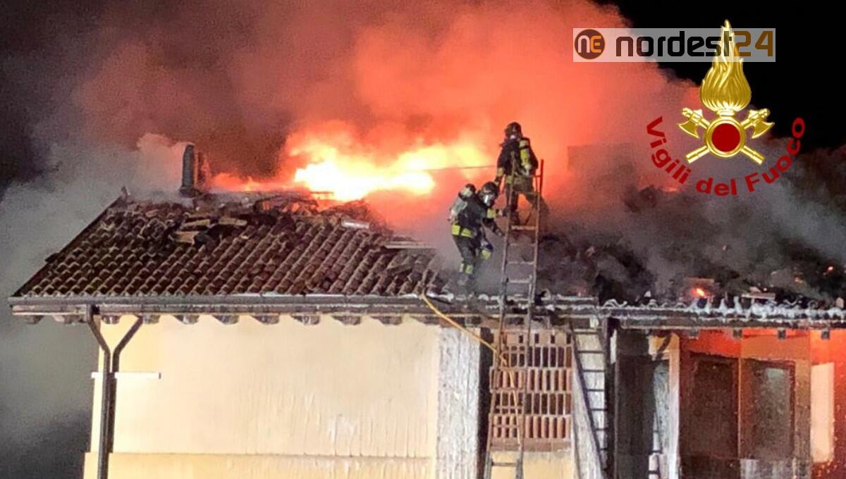 Abitazione a fuoco nella notte: tetto distrutto, nessun ferito - 