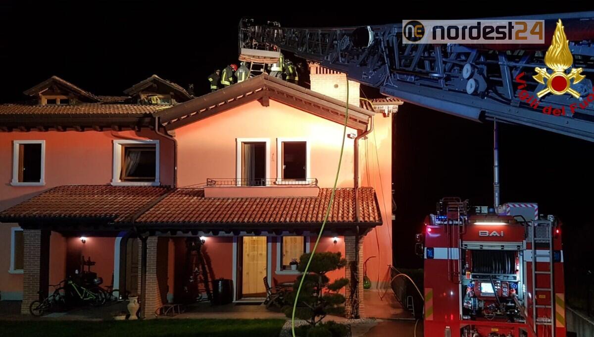 A fuoco il tetto di una casa a 2 piani, le fiamme partite dalla canna fumaria - 