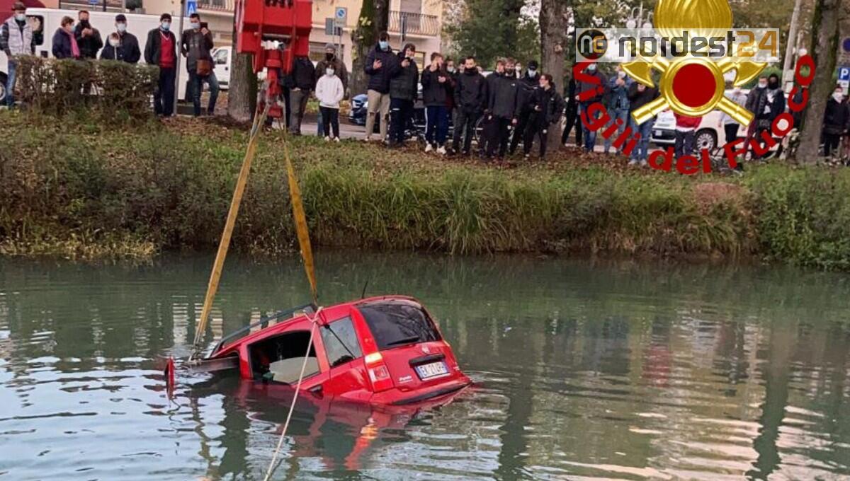 Mira. Perde il controllo dell'auto e finisce nel Naviglio del Brenta - 