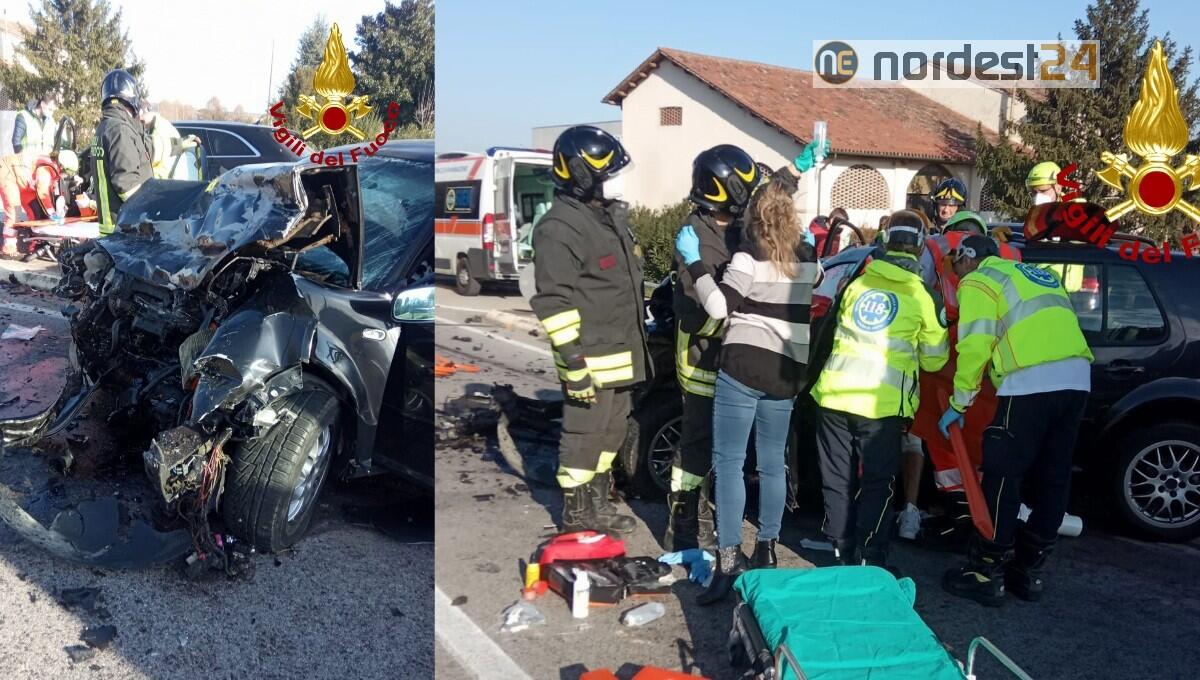 Violento scontro tra Golf e Audi A4: due giovani incastrati tra le lamiere - 