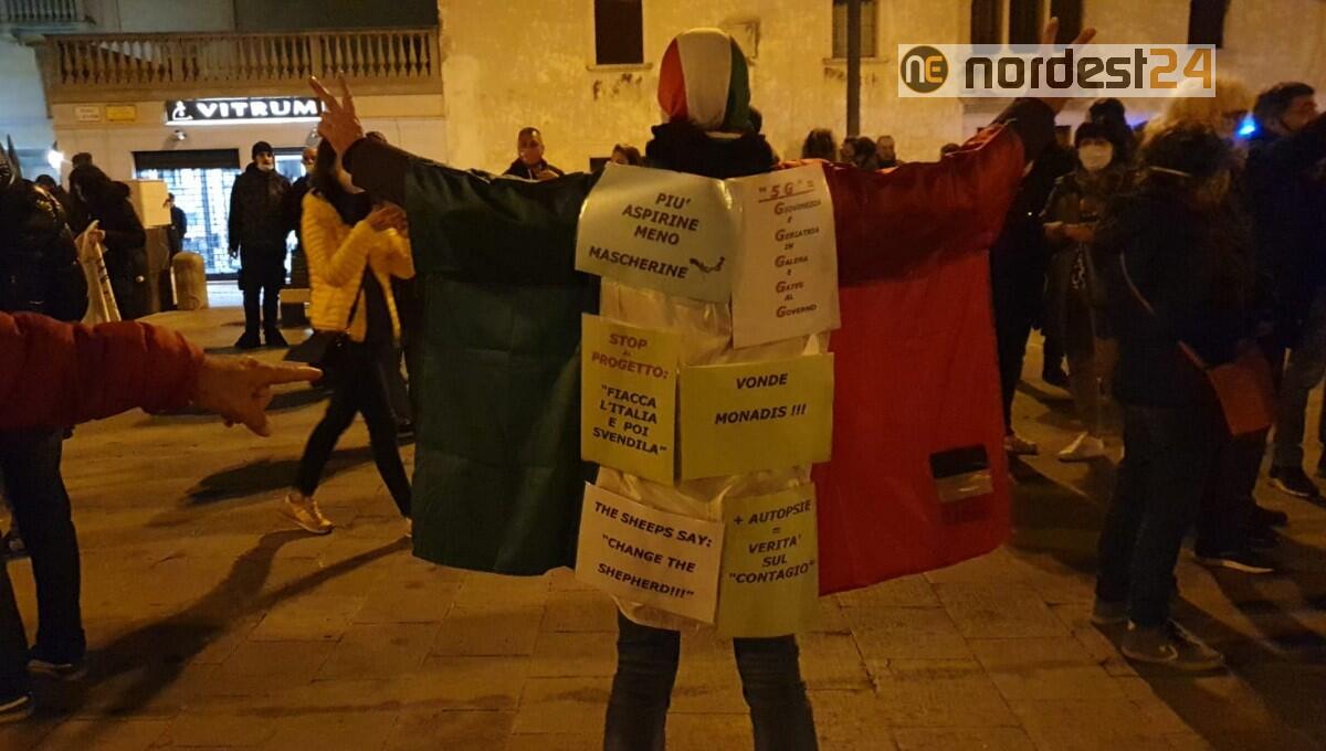 Manifestazione in piazza a Udine, Cristina Pozzo: "persone stanche e preoccupate per il loro futuro" - 