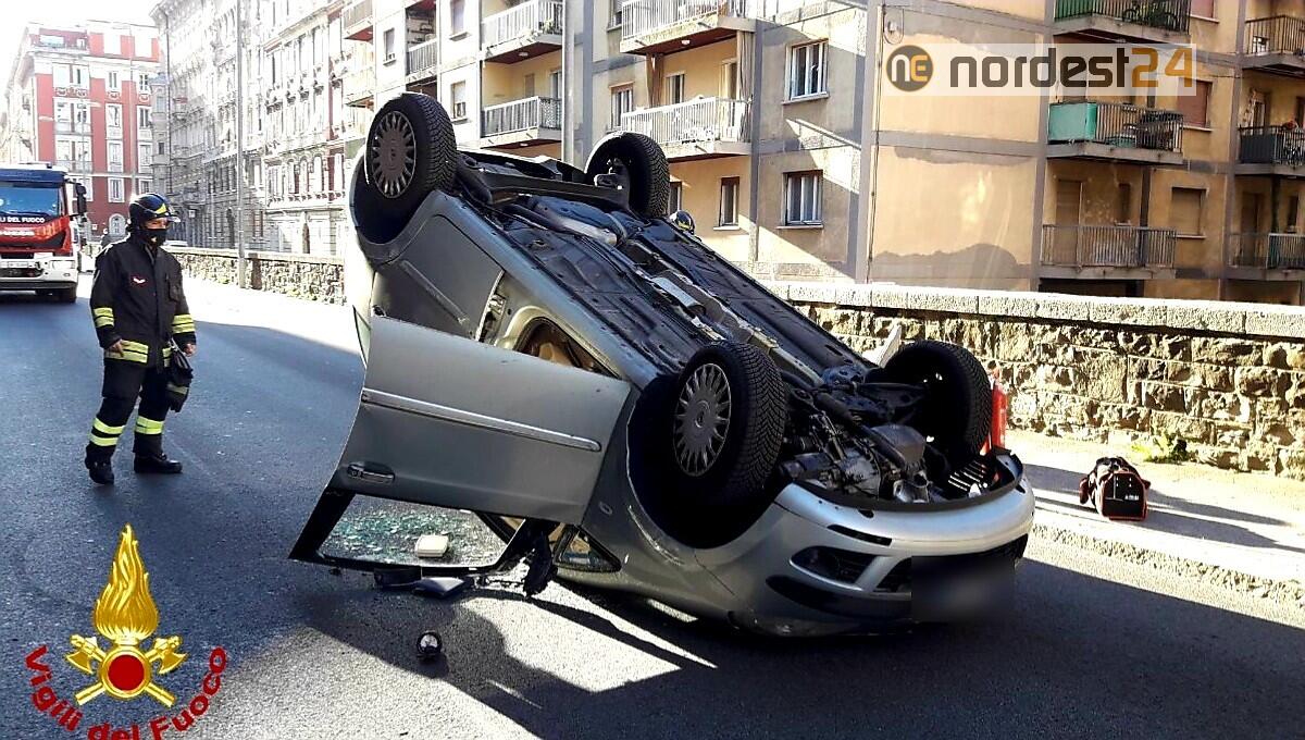 Incidente stradale a Trieste: si cappotta con l'auto, un ferito - 